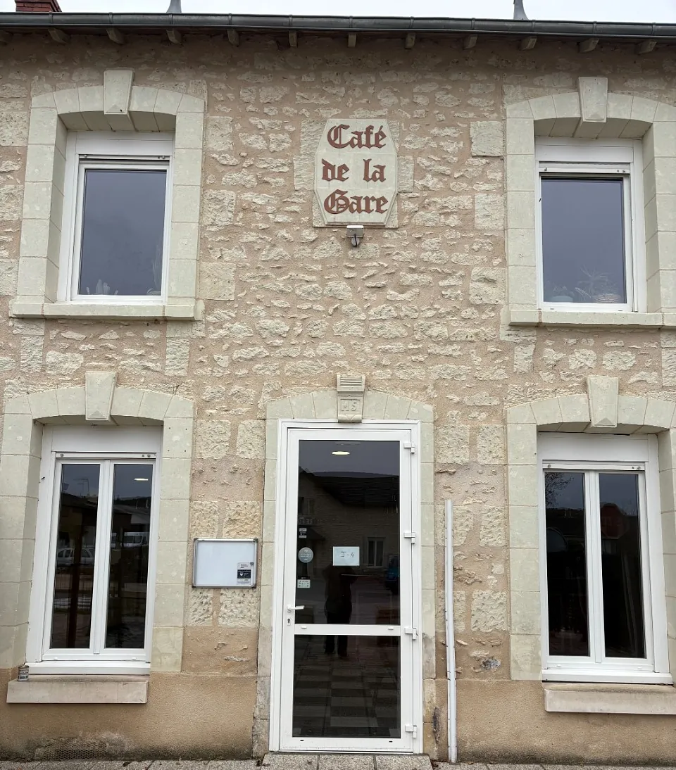 Cafe de la garre by NONOBSTANT